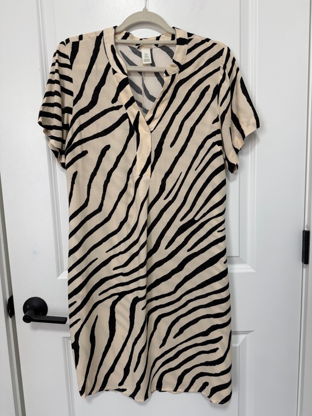 H&M short loose-fit tunic dress cream and black zebra print v-neck size XS